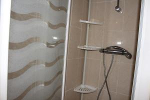 a shower in a bathroom with a shower curtain at SP200-056 Maison 3 pièces mezzanine SAINT PIERRE LA MER in Saint Pierre La Mer