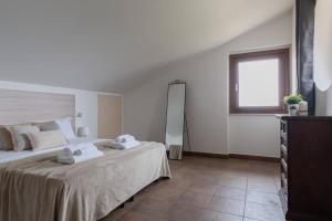 フォッサチェージアにあるVilla Mura - YourPlace Abruzzoのタオルが敷かれた大きなベッドのある寝室