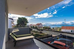 balcón con vistas al océano y a las montañas en Luxury Apartments Velic Brodarica, en Brodarica 56 fotos más
