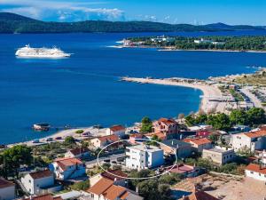 Un crucero en el agua junto a una ciudad. en Luxury Apartments Velic Brodarica, en Brodarica