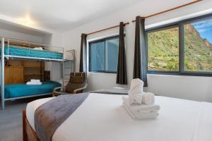 un dormitorio con una cama y una litera en The Wave House - Two Bedroom Flat, en Jardim do Mar