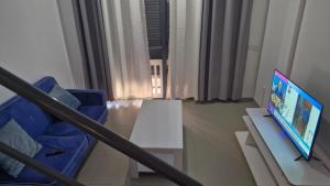 sala de estar con sofá y mesa con ordenador en Casa Maré & Museu - Porta Nº 18, en Mindelo