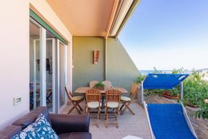 Un patio con una mesa y sillas y un sofá. en Aranci 26 - YourPlace Abruzzo, en San Vito Chietino