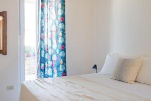1 dormitorio con cama y ventana con cortina en Aranci 26 - YourPlace Abruzzo, en San Vito Chietino 10 fotos más