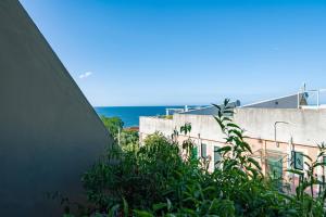 Una vista del océano desde un edificio en Aranci 26 - YourPlace Abruzzo, en San Vito Chietino