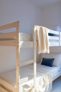 Un par de literas en una habitación en Aranci 26 - YourPlace Abruzzo, en San Vito Chietino