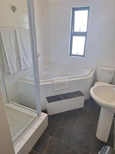 Koupelna v ubytování Gonubie Hotel
