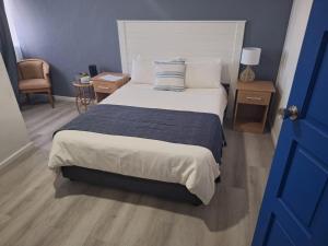 Postel nebo postele na pokoji v ubytování Gonubie Hotel