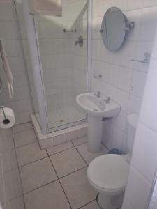 Koupelna v ubytování Gonubie Hotel