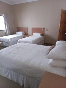 Postel nebo postele na pokoji v ubytování Gonubie Hotel