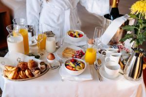 une table avec des aliments et des boissons pour le petit-déjeuner dans l'établissement Hotel Okura Amsterdam – The Leading Hotels of the World, à Amsterdam