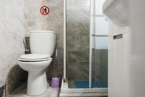 Kúpeľňa v ubytovaní luxury apartment center athens (wifi)