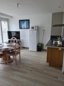 Kuchyň nebo kuchyňský kout v ubytování Appartement T2 spacieux à FREHEL