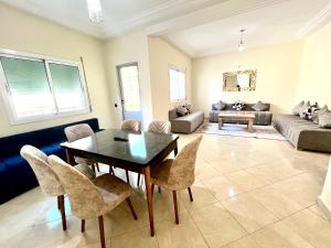 Χώρος καθιστικού στο Luxury Fes Central Apartment