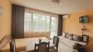 una sala de estar con un sofá y una mesa en Sirena Holidays, en Ravda