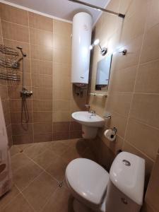 Un baño con inodoro, lavabo y ducha. en Sirena Holidays, en Ravda 22 fotos más