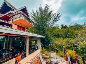 a house with a balcony and a patio at Pousada Bella Giornata in Campos do Jordão
