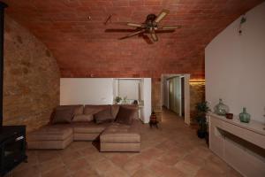 a living room with a couch and a ceiling fan at CAN COSTA in Pals