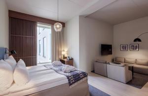 Postel nebo postele na pokoji v ubytování Home Hotel Tapetfabriken + 37 fotografií