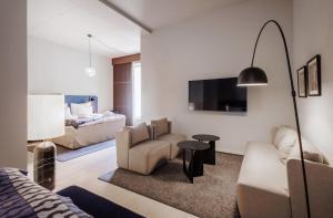TV a/nebo společenská místnost v ubytování Home Hotel Tapetfabriken