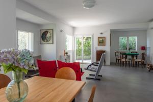a living room with a vase of flowers on a table at Villa Elvise - YourPlace Abruzzo in Fossacesia