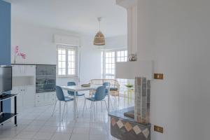 a kitchen and dining room with a table and chairs at Ferrante - YourPlace Abruzzo in Fossacesia
