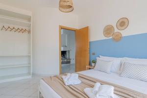 a bedroom with a large bed with towels on it at Ferrante - YourPlace Abruzzo in Fossacesia