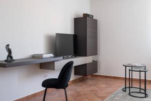 a room with a desk and a chair and a stool at Villa Carulli - YourPlace Abruzzo in Villa Caldari