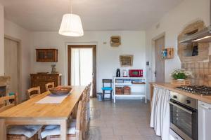 Η κουζίνα ή μικρή κουζίνα στο Il fico nel Pozzo - YourPlace Abruzzo