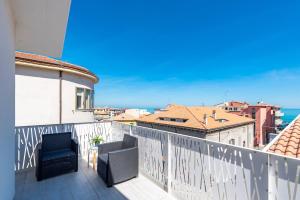 a balcony with two chairs and a view of the ocean at Blu Mare - YourPlace Abruzzo in Marina San Vito