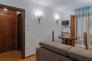 een woonkamer met een bank en een tafel bij Via Roma 44 - YourPlace Abruzzo in Roccaraso +2 foto's