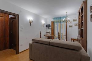 een woonkamer met een bank en een tafel bij Via Roma 44 - YourPlace Abruzzo in Roccaraso