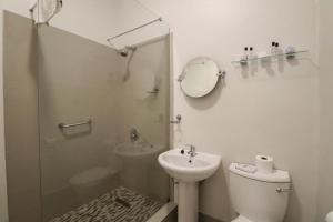 Koupelna v ubytování Gonubie Hotel