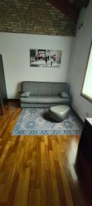 a living room with a couch and a rug at Urban 34 - station & centre in Treviso