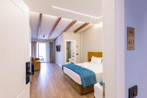 Voodi või voodid majutusasutuse Golemi Lux Hotel toas