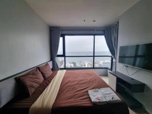Rúm í herbergi á The Base海景网红顶层无边泳池 双卧室套房