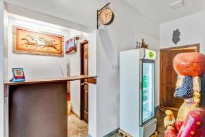 une salle avec un comptoir et une horloge sur le mur dans l'établissement Inn10 Homestays and Resort, à Chennai