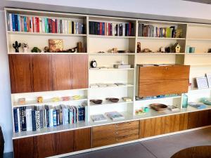 a large book shelf filled with books at Sweet Valley Cozy in Zutendaal