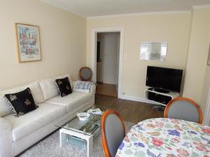a living room with a couch and a table at Ferienwohnung Ein Zuhause auf Zeit in Lübeck
