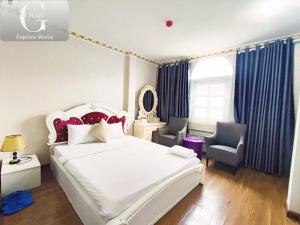 Postel nebo postele na pokoji v ubytování Crowne Hotel Bui Vien