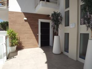 a hallway with a large white vase with plants in it at Residence Near The Sea - Abruzzo in Martinsicuro