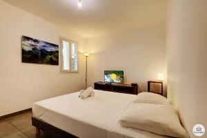 a bedroom with a white bed and a window at Jardin Tropical 3 - 45 m2 - La Saline Les Bains in Saint-Paul