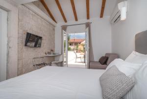 Televízia a/alebo spoločenská miestnosť v ubytovaní Bifora Heritage Hotel