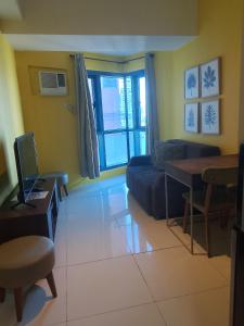 una sala de estar con un sofá y una mesa en The Embassy Pods, en Manila