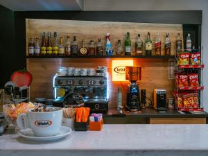 een bar met een toonbank met een koffiezetapparaat en drankjes bij SPA Hotel Olymp in Velingrad +101 foto's