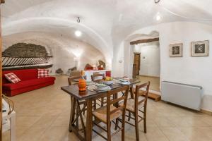 Una cocina y una sala de estar con mesa y sillas. en La Casetta Del Borgo - Happy Rentals, en Usseaux