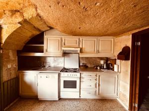 A kitchen or kitchenette at Les Maisons De Cappadoce