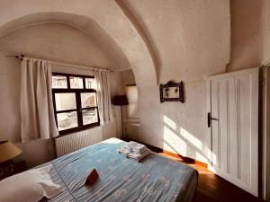 A bed or beds in a room at Les Maisons De Cappadoce
