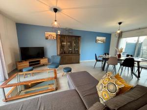 TV a/nebo společenská místnost v ubytování Maison contemporaine refaite à neuf - À 50M de l'océan