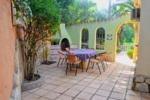ein Tisch und Stühle auf einer Terrasse in der Unterkunft Naturgelegenes Resort in Alboy